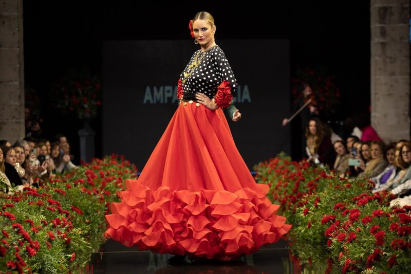 Alba Carrillo vuelve a las pasarelas vestida de flamenca