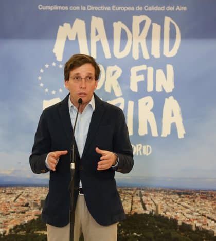 Almeida dice que quien apueste por el PSOE en Madrid "no estará votando a Maroto, sino a Sánchez"