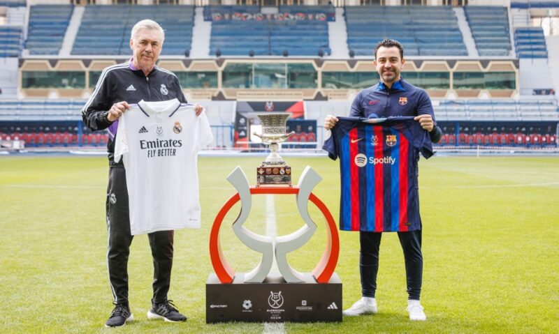 Ancelotti y Xavi posan juntos con la Supercopa de España antes de la final