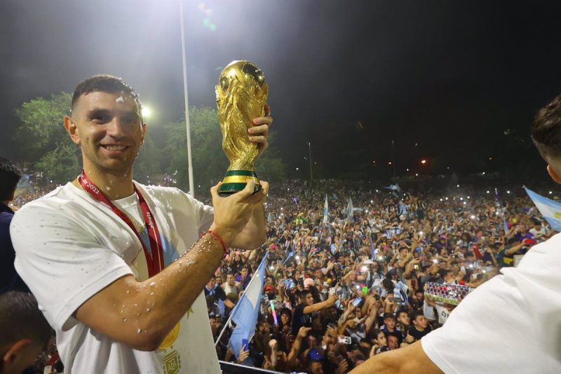 Argentina regresa a Buenos Aires y recibe ya el enorme cariño de su afición