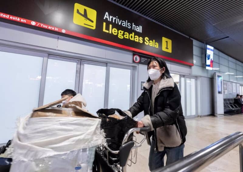 Aterriza en Madrid-Barajas un nuevo vuelo procedente de China y los viajeros hablan de normalidad