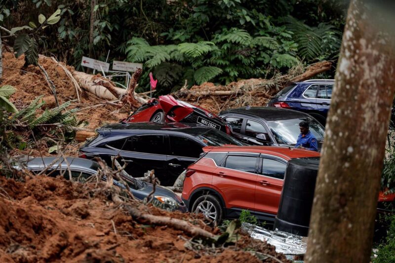 Aumentan a 30 los muertos por el deslizamiento de tierra en Malasia