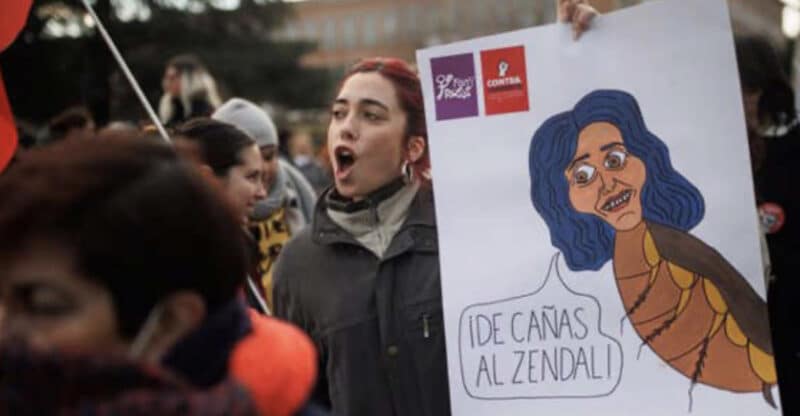 Ayuso, recibida con gritos de apoyo y consignas en contra en el interior de la Facultad de Ciencias de la Información