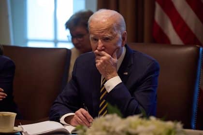 Biden insta a los legisladores a aprobar leyes que prohíban las armas de asalto en Estados Unidos