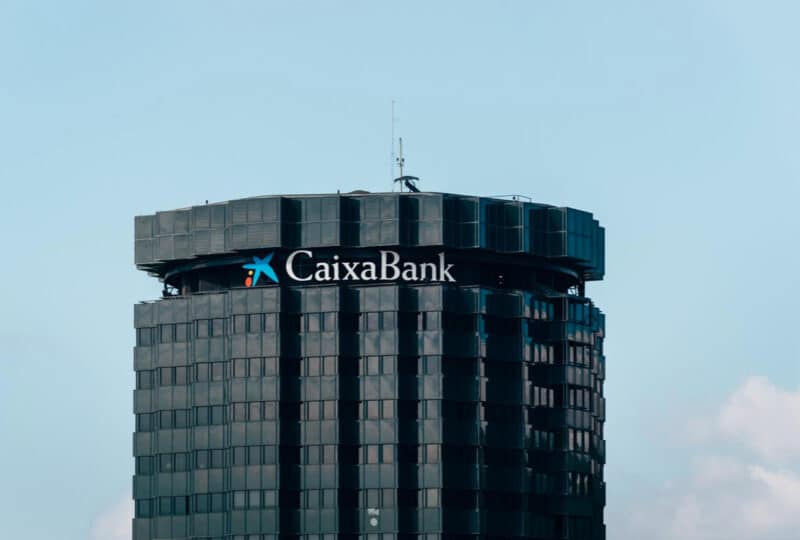 CaixaBank lanza su primera emisión de deuda en dólares