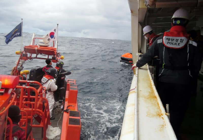 Carguero con 22 sumideros frente a Jeju en Corea del Sur