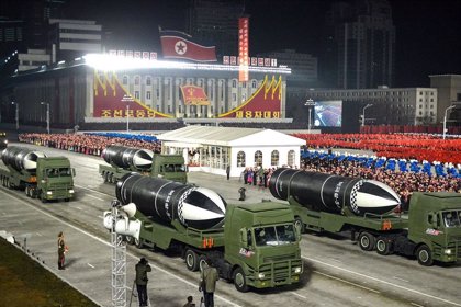 Corea del Norte exhibe misiles intercontinentales y armas nucleares en el 75 aniversario de su Ejército