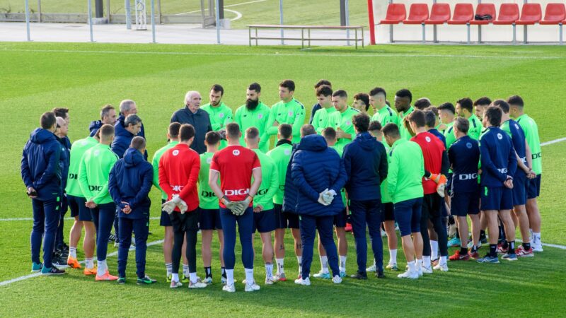 El Athletic guarda un minuto de silencio antes de su entrenamiento en memoria de Txetxu Rojo