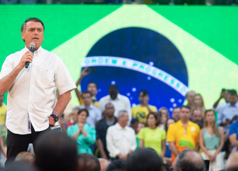 El entorno más cercano de Bolsonaro le insta a romper su silencio ante el temor de la pérdida de electores