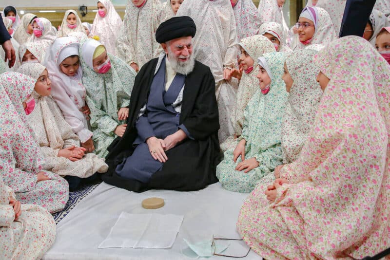 El líder supremo de Irán, Khamenei, celebra Taklif con niñas