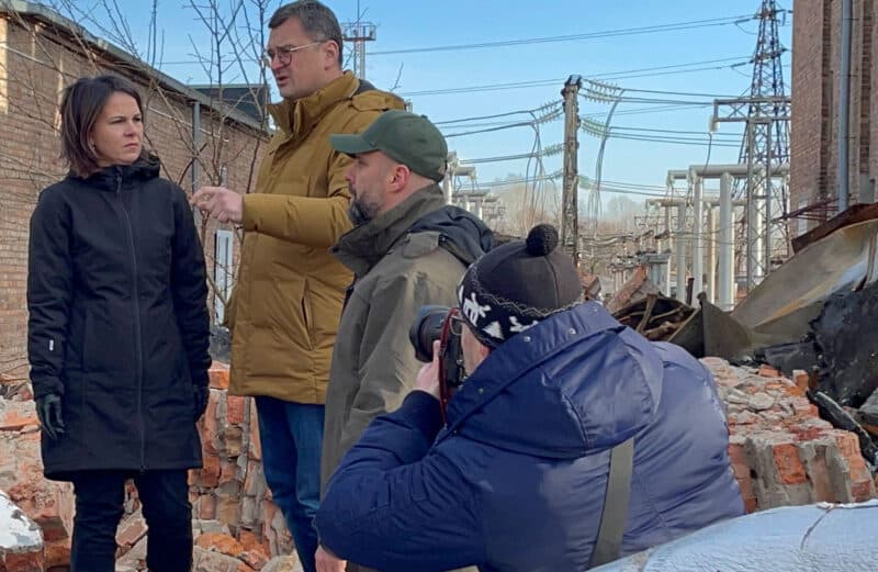 El ministro alemán de Asuntos Exteriores, Baerbock, visita el este de Ucrania