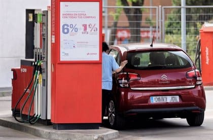 El precio de los carburantes mantiene su caída, la gasolina baja un 3,16% y el diésel un 2,86%