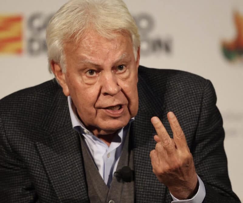 Felipe González se une a las críticas contra el 'sí es sí' y lo compara con los incendios: "no me protejas que ardo más"