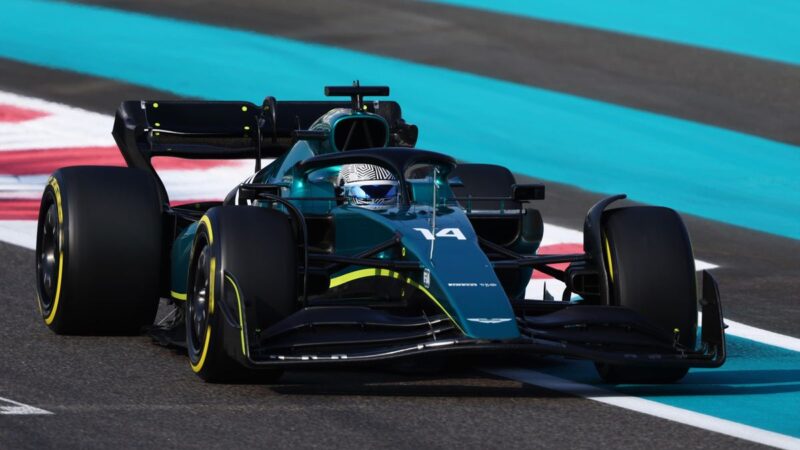 Fernando Alonso se sube al Aston Martin de 2022 en el test Pirelli de Jerez