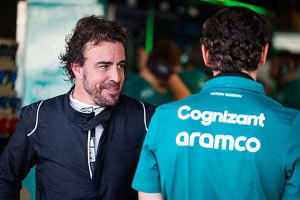 Fernando Alonso visita por primera vez la sede de Aston Martin