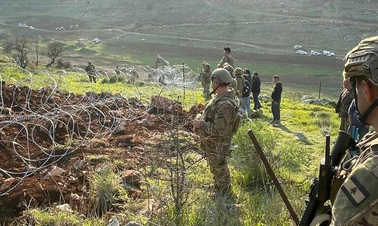 Fuerzas libanesas obligan a retirarse a militares israelíes que levantaron una alambrada en suelo libanés