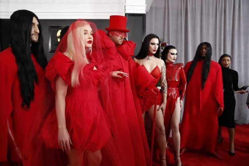 Glamour, elegancia y sobre todo exceso en la alfombra roja de los Grammy