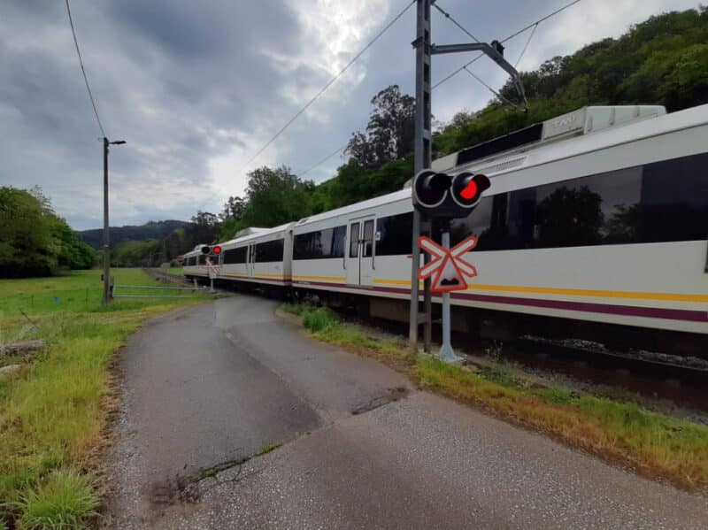 Heridos 15 pasajeros del tren Santander-Renedo tras salirse de la vía