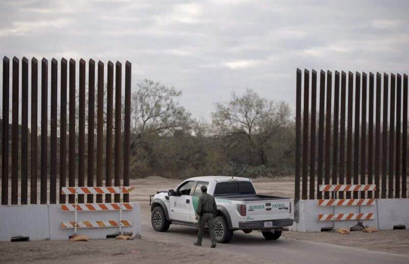 HRW acusa al gobernador de Texas de bloquear "los derechos fundamentales"