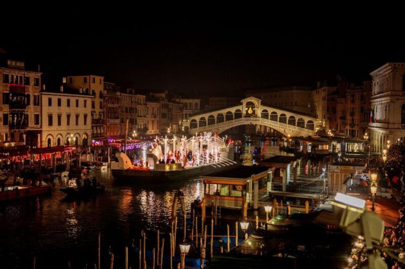 Inauguración del carnaval de Venecia en el Gran Canal