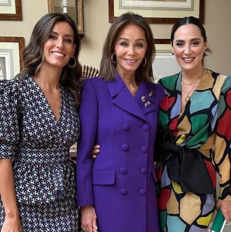 Isabel Preysler, Tamara Falcó y Ana Boyer arrasan con sus looks en la boda de Cristina Reyes