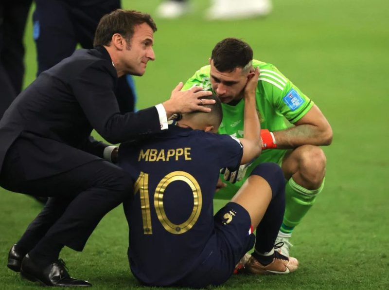 La oposición francesa critica el "inapropiado" abrazo de Macron a Mbappé tras el final del Mundial