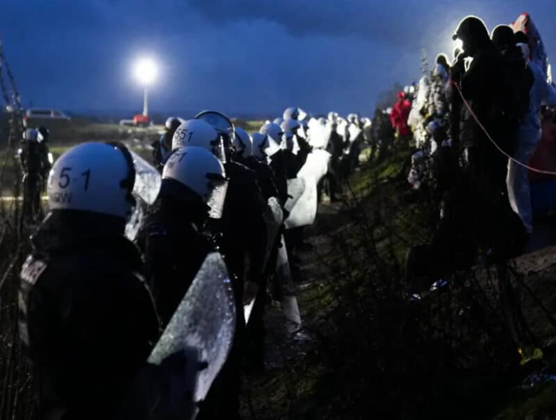 La Policía alemana desaloja un pueblo minero tomado por activistas