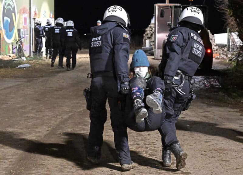 La Policía alemana prosigue con el desalojo de cientos de activistas en un pueblo minero