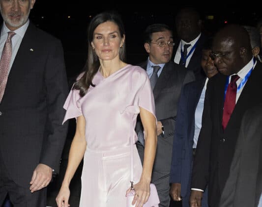 La Reina Letizia deslumbra con un total look rosa de ensueño