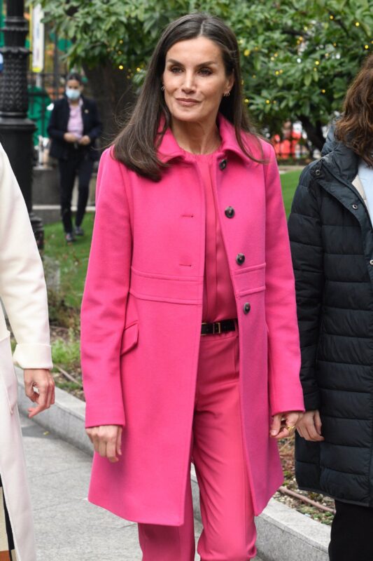 La Reina Letizia deslumbra con un vibrante total look rosa fucsia en su último compromiso antes de Navidad