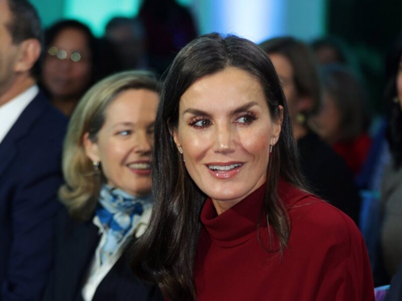 La Reina Letizia recupera su vestido rojo que le une con Máxima de Holanda