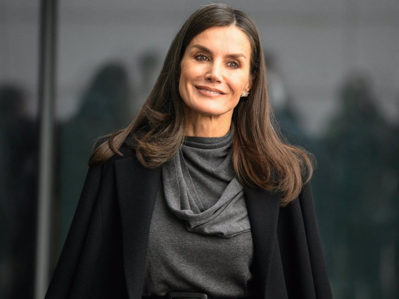 La Reina Letizia retoma su agenda en nuestro país con un estilismo invernal que es pura inspiración