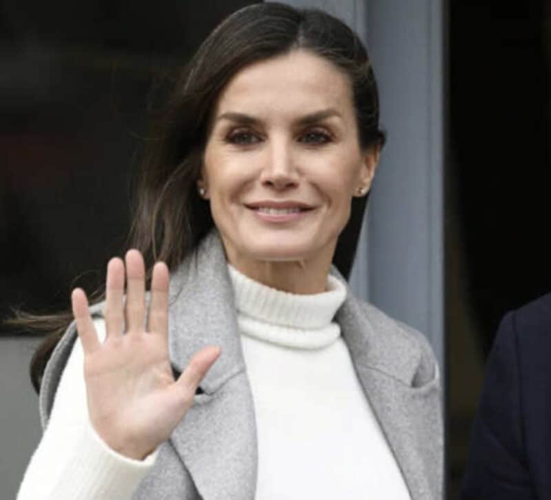 La Reina Letizia se suma a la tendencia del maxichaleco en su último compromiso oficial