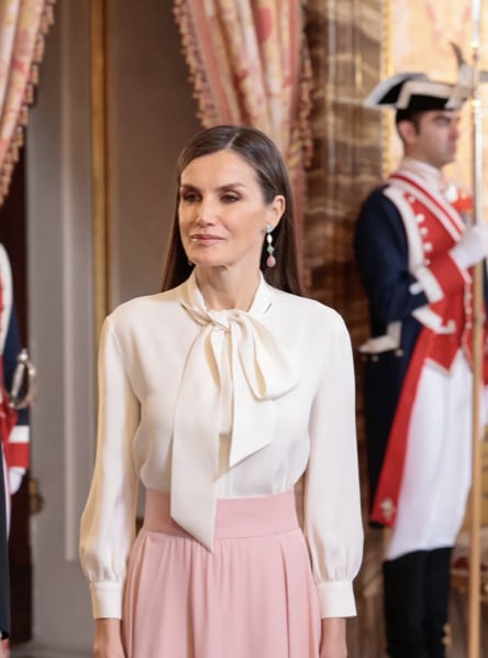 La Reina Letizia, sublime con falda rosa y blusa blanca en la recepción al Cuerpo Diplomático en el Palacio Real