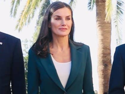 La Reina Letizia vuelve al look working en Granada dando una nueva vida a su traje sastre verde botella