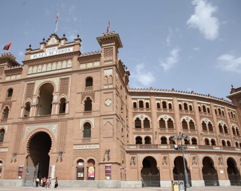 Largas colas en la plaza de Las Ventas de Madrid de jóvenes y jubilados para conseguir abonos gratis