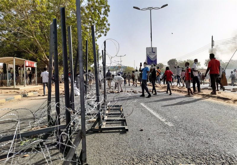 Las fuerzas de seguridad de Sudán arrojan gases lacrimógenos a manifestantes