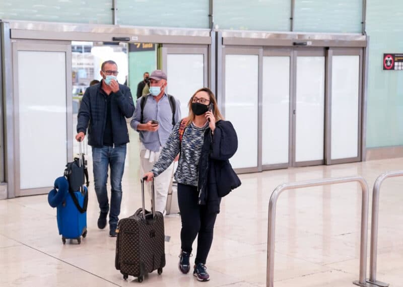 Las mascarillas dejarán de ser obligatorias en los aviones españoles tras meses de peticiones por parte del sector