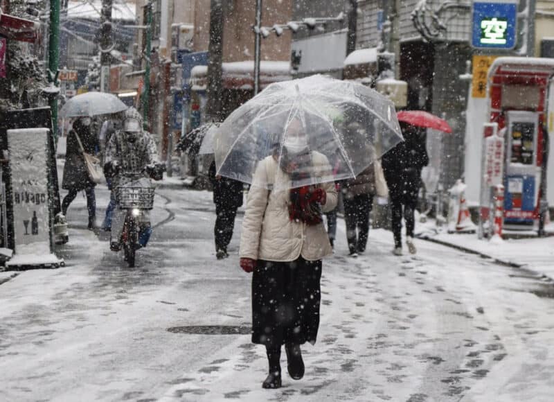 Las nevadas en Japón provocan problemas en el transporte en la ola más fría de la temporada