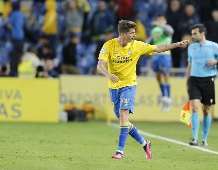 Las Palmas duerme líder tras remontar en casa al Mirandés