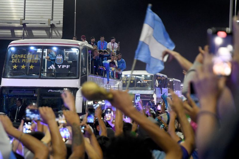 Llegada de los jugadores de Argentina y posterior celebración tras su victoria en el Mundial de Qatar 2022