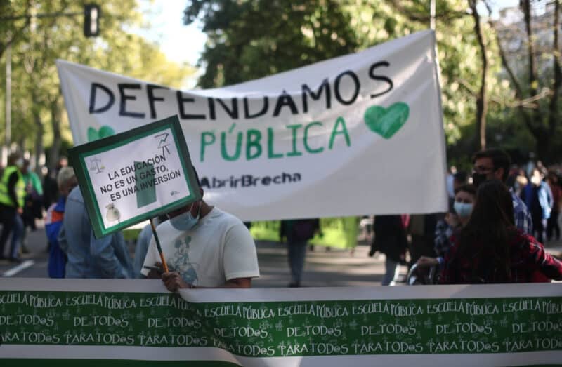 Los docentes madrileños se volverán a concentrar este martes para pedir una reducción del horario lectivo