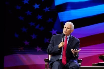 Los documentos clasificados del exvicepresidente de EEUU Mike Pence incluyen notas sobre viajes al extranjero