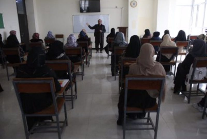 Los talibán vetan el acceso a la universidad a las mujeres en Afganistán