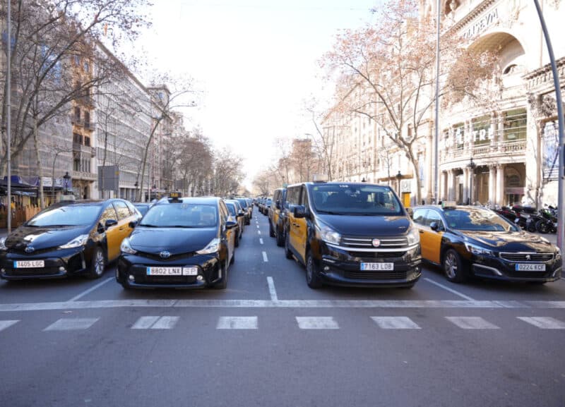 Los taxistas de Barcelona acuerdan "dar una tregua" hasta el MWC y desconvocan la huelga durante el ISE