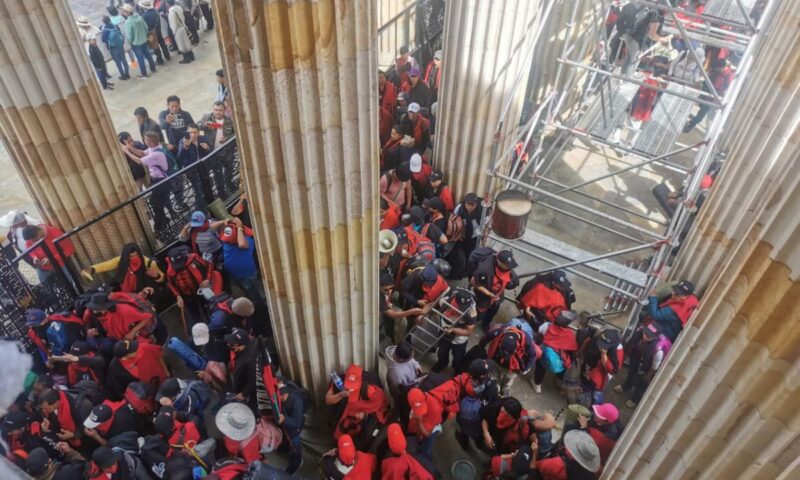 Manifestantes indígenas bloquean el acceso al Congreso de Colombia