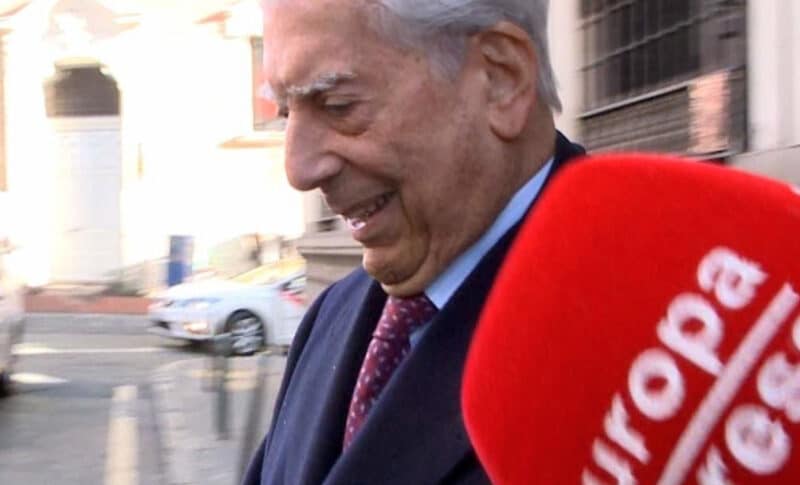 Mario Vargas Llosa no desvela si le ha dado la enhorabuena a Tamara Falcó por su compromiso con Íñigo Onieva