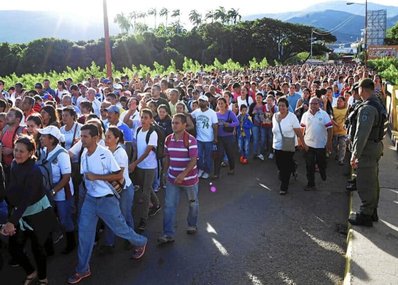 Misión de eurodiputados alerta de la situación "crítica" de quienes cruzan el paso entre Venezuela y Colombia