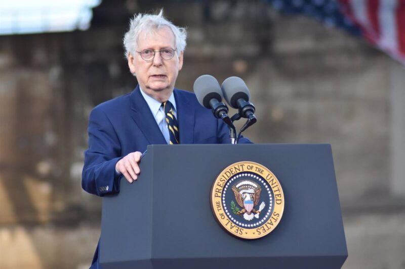 Mitch McConnell pide al Departamento de Justicia que trate por igual a Trump y Biden