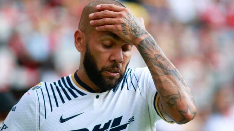 Pumas rescinde el contrato de Dani Alves "con causa justificada"